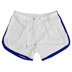 Sneldrogende heren sportshort van mesh in wit met blauwe biezen en een verstelbaar koordje.