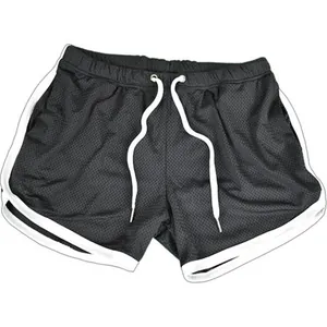 Detailopname van de ademende zwarte mesh sportshorts met witte bies en trekkoordsluiting