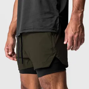 Nahaufnahme von olivgrünen zweilagigen Fitness-Shorts mit schwarzem Innenfutter
