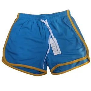 Detail van sneldrogende blauwe mesh sportshort met gele bies en een wit trekkoord