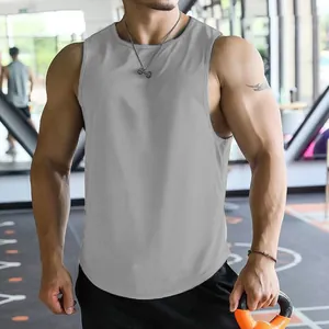 Nahaufnahme eines grauen, schnell trocknenden Mesh-Gym-Tanktops für Herren im Fitnessstudio.