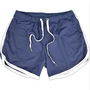 Gedetailleerde close-up van de ademende blauwe mesh sportshort met een wit trekkoord