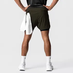 Detaillierte Rückansicht der dunkelgrünen zweilagigen Sportshorts mit Handtuchschlaufe.
