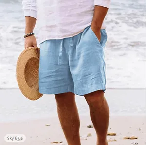 Pantaloncini da uomo azzurro in cotone e lino con coulisse su una spiaggia soleggiata