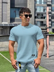 Maglietta sportiva azzurra da uomo con trama a rilievo, ideale per palestra e fitness