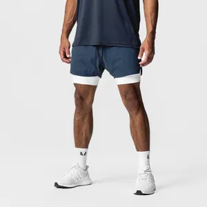 Detail der schnell trocknenden Herren-Doppelschicht-Sportshorts mit weißem Kompressionsfutter.