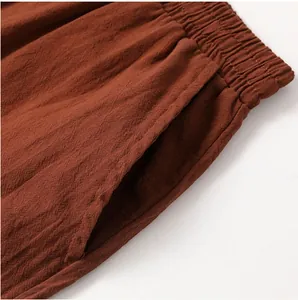 Dettaglio dei pantaloncini in cotone e lino marrone ruggine con elastico in vita e tasca