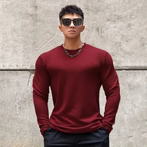 Vue de face d'un sweat-shirt à manches longues bordeaux pour homme avec collier tendance