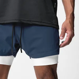 Detailansicht der zweilagigen, schnelltrocknenden Sportshorts für Herren mit Futter