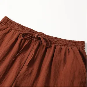Dettaglio pantaloncini uomo in cotone e lino rosso ruggine con vita a coulisse