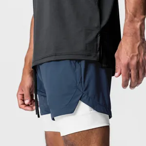 Detailansicht der blau-weißen zweilagigen schnelltrocknenden Laufshorts für Herren