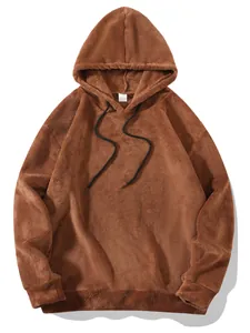 Gemütlicher brauner Herren Oversize Kapuzenpullover aus weichem Korallenvlies für den Winter.