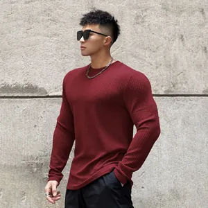 Vue détaillée du t-shirt à manches longues en maille gaufrée bordeaux pour hommes, coupe ajustée