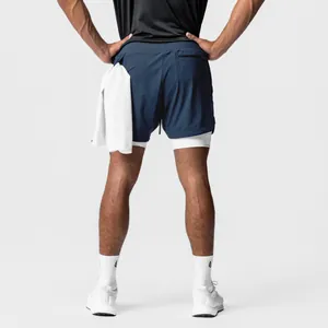 Rückansicht blauer 2-in-1 Sportshorts mit praktischer Handtuchschlaufe und Reißverschlusstasche