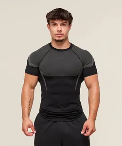 Camiseta de compresión fitness para hombre en negro con detalles de malla transpirable.