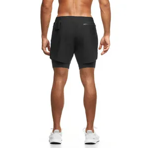 Detalle de vista trasera de pantalones cortos deportivos 2 en 1 negros transpirables para hombre