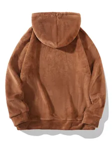 Rückansicht eines übergroßen braunen Fleece-Hoodies für Herren mit weicher Textur.