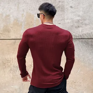 Vue arrière détaillée d'un t-shirt à manches longues en maille gaufrée bordeaux pour homme