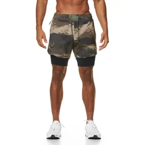 Vista detallada de pantalones cortos de deporte de camuflaje de doble capa para hombres.