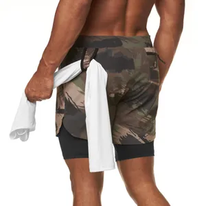 Detalle trasero de pantalones cortos de running 2 en 1 de camuflaje con lazo para toalla