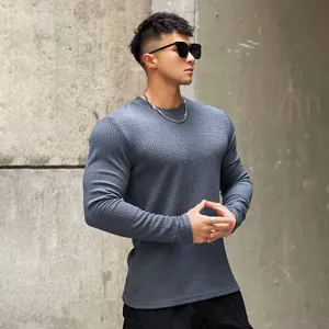Vue détaillée d'un sweat-shirt à manches longues texturé gris pour homme, coupe ajustée