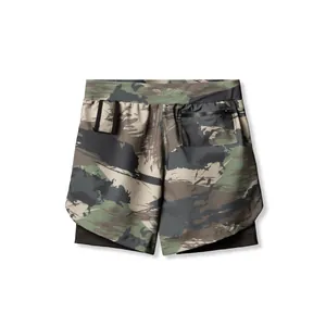 Vista trasera detallada de los pantalones cortos de running 2 en 1 de camuflaje