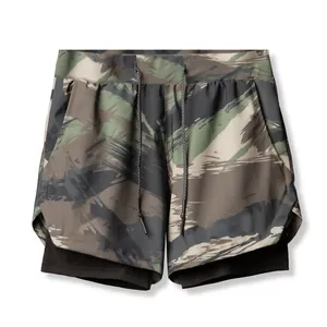 Vista detallada de pantalones cortos de camuflaje para hombre con diseño de doble capa