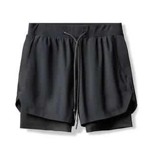 Detalle del diseño de dos capas y el cordón ajustable de estos pantalones cortos negros.