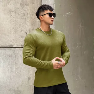 Texture détaillée du sweat-shirt à manches longues en tricot gaufré vert olive pour homme
