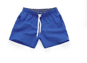 Détail de short de bain bleu pour homme avec cordon de serrage blanc ajustable à la taille