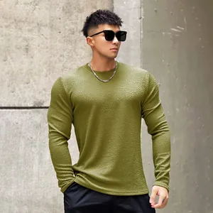 Vue détaillée d'un sweat-shirt à manches longues texturé vert olive pour homme chic