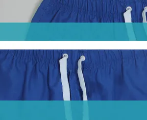 Gros plan sur la taille d'un short de bain bleu avec cordon de serrage blanc