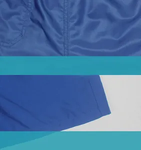 Vue détaillée des coutures durables et de la texture du tissu bleu du short de plage homme