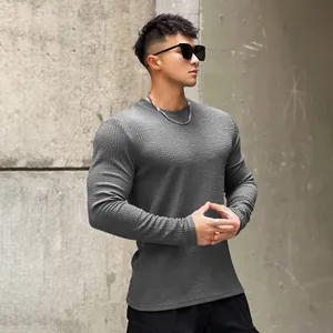 Vue détaillée d'un sweat-shirt gris texturé à manches longues pour hommes coupe ajustée