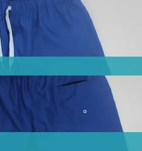 Détail de short de bain bleu pour homme montrant le cordon et la poche arrière.