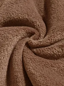 Détail macro du tissu polaire corail marron doux de haute qualité montrant la texture épaisse