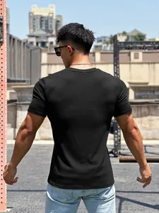 Dettaglio del retro di una t-shirt sportiva nera testurizzata da uomo ad asciugatura.