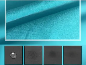 Vue macro de la texture du tissu bleu et test de résistance à l'eau pour short de plage