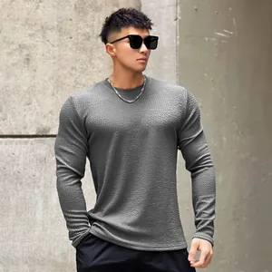 Détail d'un sweat-shirt à manches longues texturé gris pour hommes