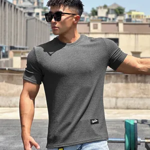 T-shirt sportiva da uomo grigia testurizzata con motivo a pelle di serpente e girocollo.