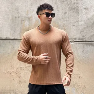 Vue détaillée du tissu gaufré texturé de ce sweat-shirt pour homme couleur camel