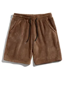 Vue détaillée de ce short confortable en polaire corail marron avec cordon de serrage.