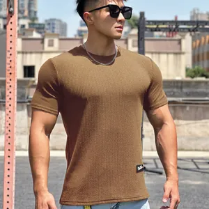 T-shirt sportiva da uomo marrone ad asciugatura rapida con trama a pelle di serpente