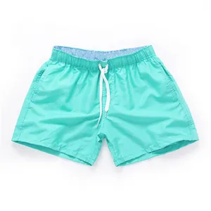 Short de plage homme vert menthe avec taille élastique et cordon blanc pour l'été