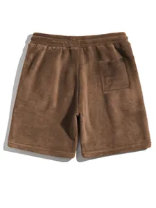 Detailansicht der Rückseite brauner Korallenvlies-Lounge-Shorts mit praktischer Gesäßtasche