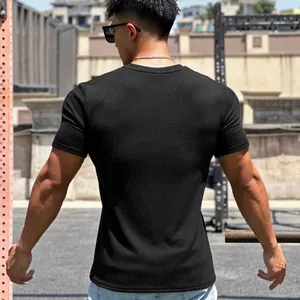 Vista posteriore di una t-shirt sportiva nera testurizzata da uomo con vestibilità slim