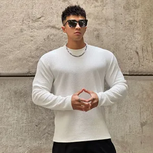 Vue détaillée d'un pull blanc texturé pour hommes dans un style urbain et streetwear