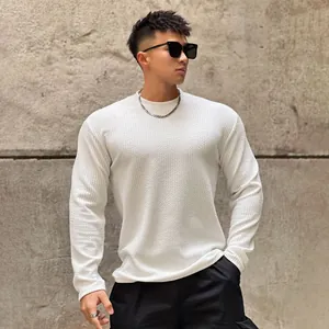 Vue détaillée d'un sweat-shirt blanc à manches longues pour hommes avec texture gaufrée