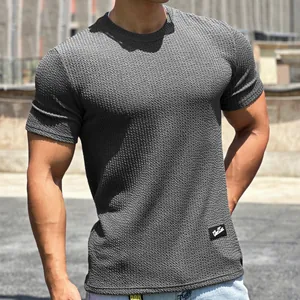 Vista dettagliata della t-shirt sportiva da uomo grigia con il tessuto a pelle di serpente.