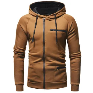 Detailansicht eines braunen Fleece-Kapuzenpullovers mit schwarzen Reißverschluss.